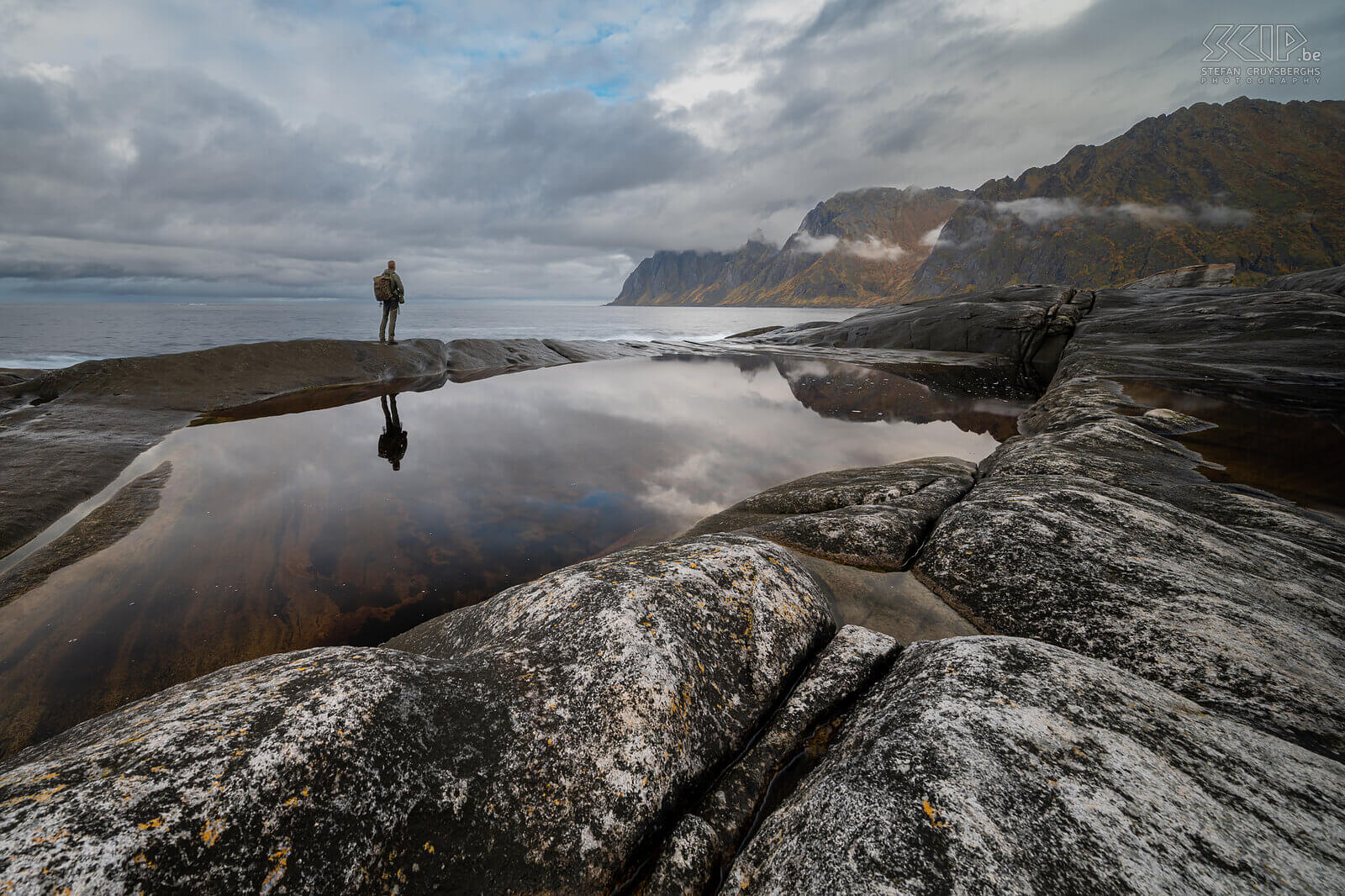 Senja - Tungeneset - Stefan Selfie aan een waterplas op de ontzettend knappe rotskust van Tungeneset Stefan Cruysberghs